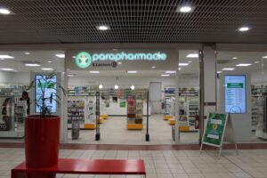 Entrée d'une parapharmacie moderne et bien éclairée.