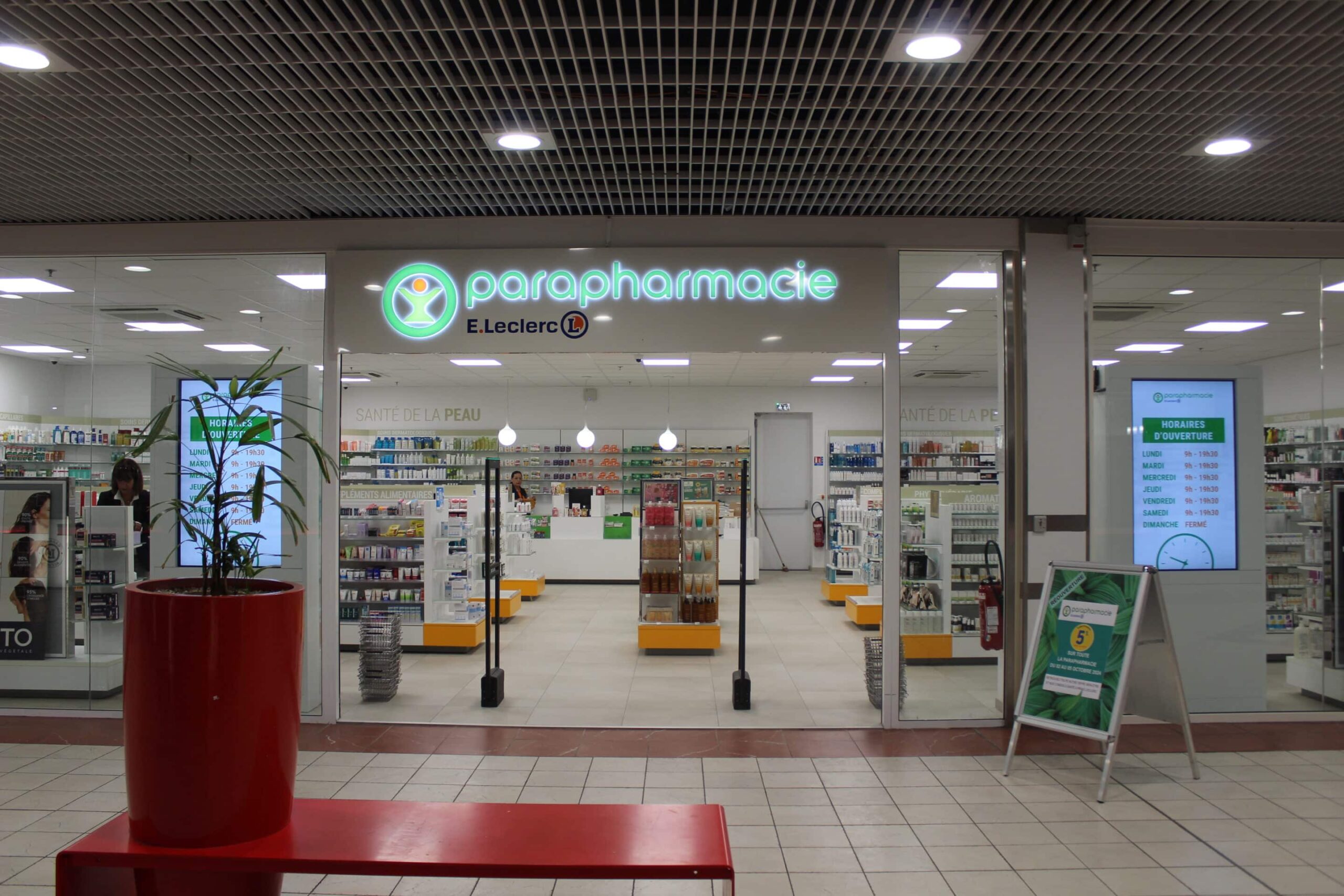 Entrée d'une parapharmacie moderne et bien éclairée.