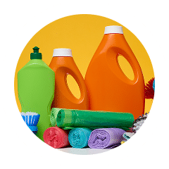 Produits de nettoyage colorés sur fond jaune