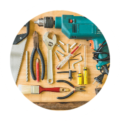 Outils de bricolage sur une table en bois.