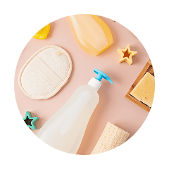 Produits de soin et accessoires sur fond rose.