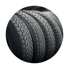 Pneus empilés sur un fond neutre.