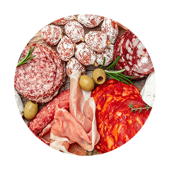 Sélection de charcuterie et olives variées.