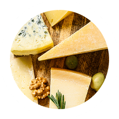 Assortiment de fromages sur une planche en bois